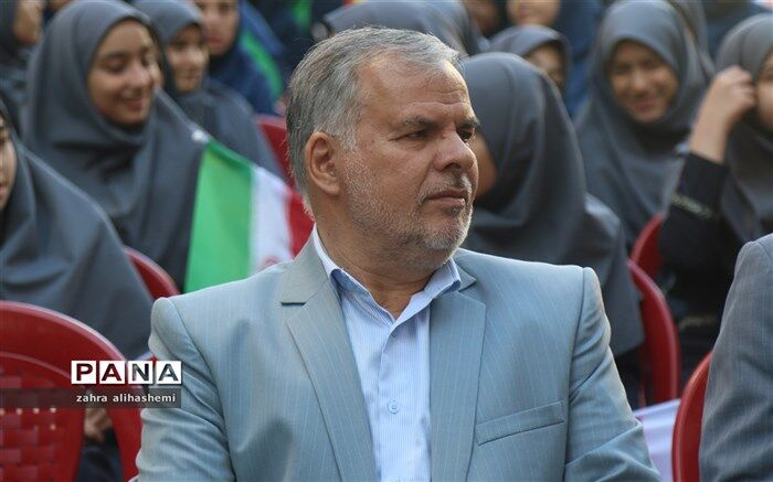 ابوالقاسم حدادی: به معلمان به عنوان کارکنان یک اداره نگاه نکنیم