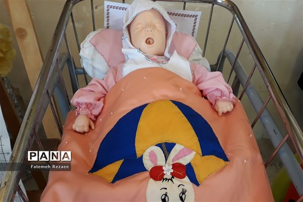 نمایشگاه هنرستان فاطمه الزهرا به مناسبت هفته مشاغل