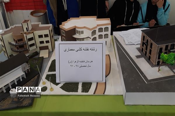 نمایشگاه هنرستان فاطمه الزهرا به مناسبت هفته مشاغل