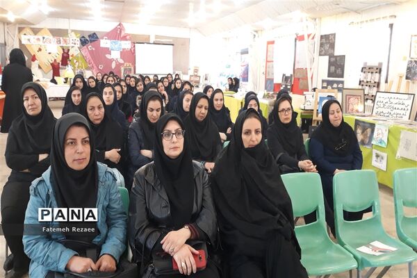 نمایشگاه هنرستان فاطمه الزهرا به مناسبت هفته مشاغل