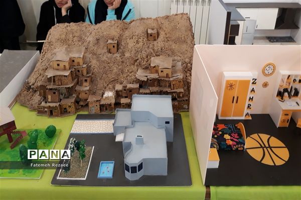 نمایشگاه هنرستان فاطمه الزهرا به مناسبت هفته مشاغل