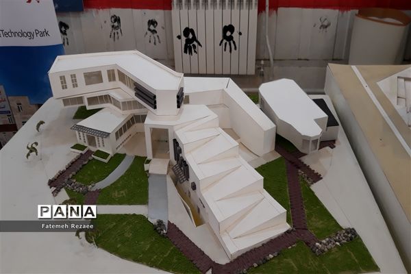 نمایشگاه هنرستان فاطمه الزهرا به مناسبت هفته مشاغل