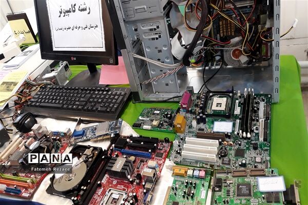 نمایشگاه هنرستان فاطمه الزهرا به مناسبت هفته مشاغل