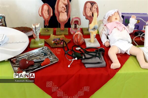 نمایشگاه هنرستان فاطمه الزهرا به مناسبت هفته مشاغل