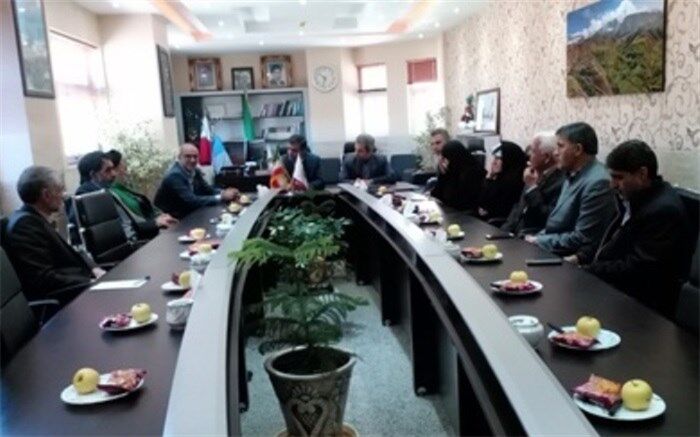 جلسه بررسی مشکلات فضای آموزشی مدارس شهرستان سمیرم