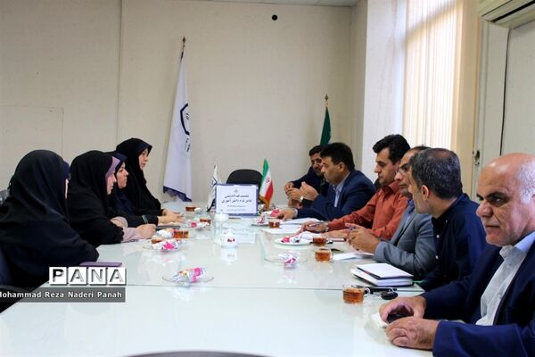 نشست هم‌اندیشی لباس فرم دانش‌آموزی مدارس استان بوشهر
