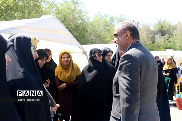 بازدید مدیرآموزش و پرورش منطقه 16 تهران از کانون فرهنگی تربیتی بعثت به مناسبت هفته معلم