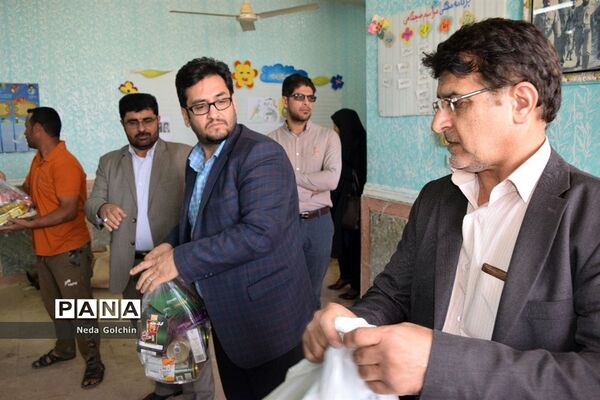 جمع آوری و ارسال اقلام بهداشتی و خوراکی از سوی آموزش و پرورش ناحیه 3 اهواز  به مناطق سیل زده الهایی