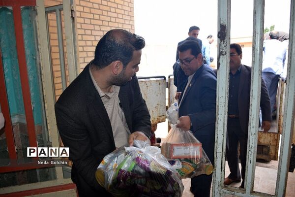 جمع آوری و ارسال اقلام بهداشتی و خوراکی از سوی آموزش و پرورش ناحیه 3 اهواز  به مناطق سیل زده الهایی