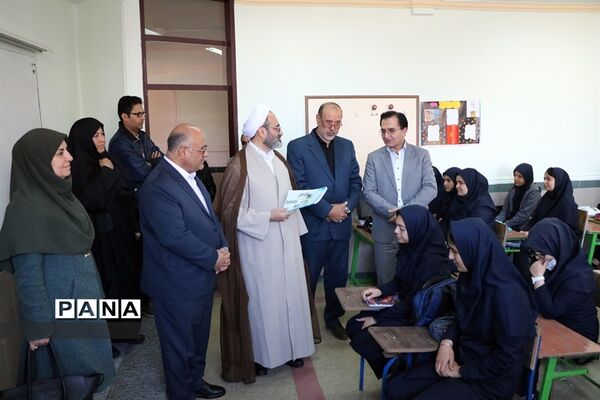 بازدید معاون وزیر آموزش و پرورش از هنرستان دخترانه پژوهش ارومیه
