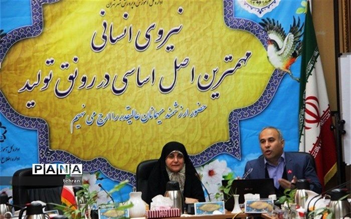 معاون آموزش متوسطه تهران: واگذاری اختیار به مدارس زیر نظام رهبری است