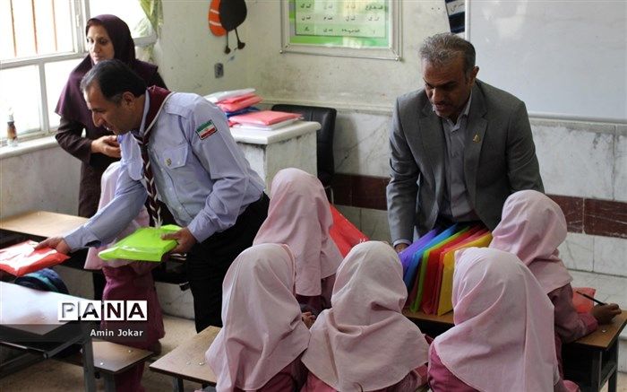 اهدای لوازم اتحریر توسط سازمان دانش‌آموزی فارس به دانش‌آموزان آسیب‌دیده از سیل در شهرک سعدی