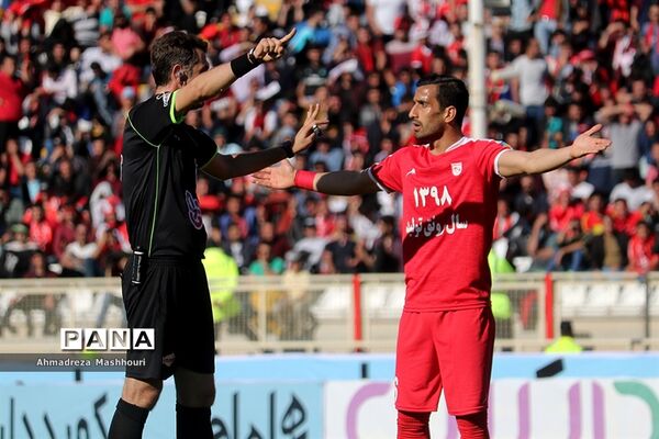 دیدار تیم‌های تراکتورسازی تبریز و  پرسپولیس تهران