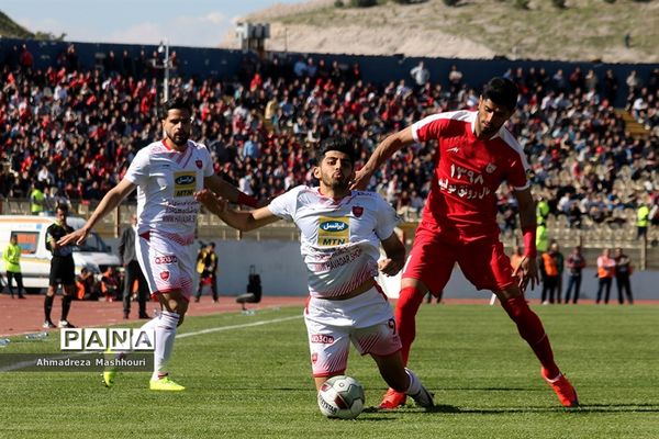 دیدار تیم‌های تراکتورسازی تبریز و  پرسپولیس تهران