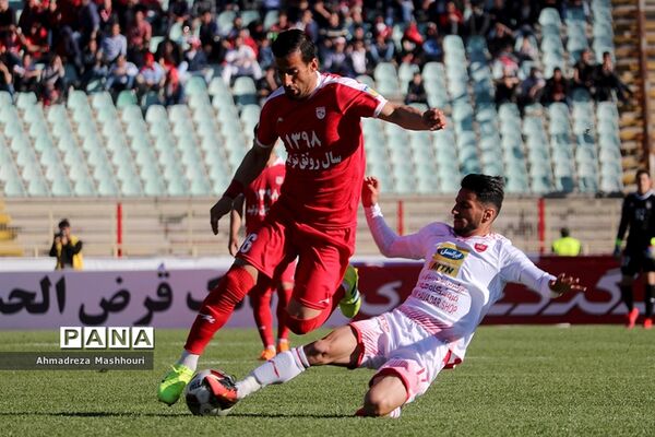 دیدار تیم‌های تراکتورسازی تبریز و  پرسپولیس تهران