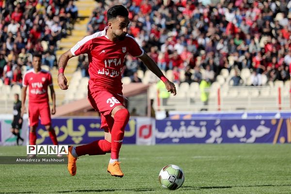 دیدار تیم‌های تراکتورسازی تبریز و  پرسپولیس تهران