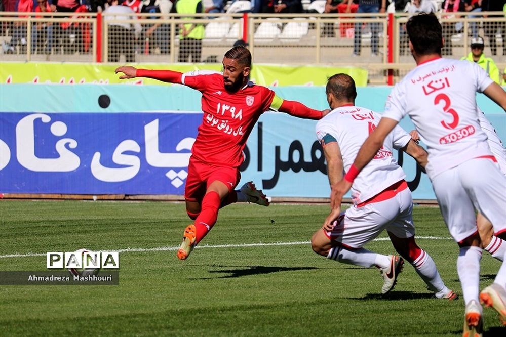 دیدار تیم‌های تراکتورسازی تبریز و  پرسپولیس تهران