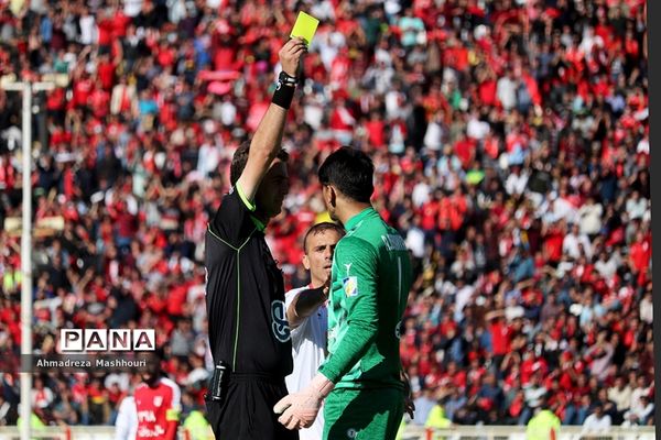 دیدار تیم‌های تراکتورسازی تبریز و  پرسپولیس تهران