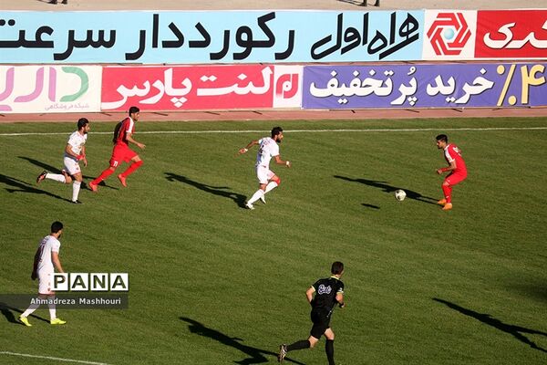 دیدار تیم‌های تراکتورسازی تبریز و  پرسپولیس تهران