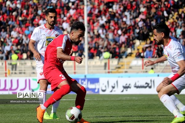 دیدار تیم‌های تراکتورسازی تبریز و  پرسپولیس تهران