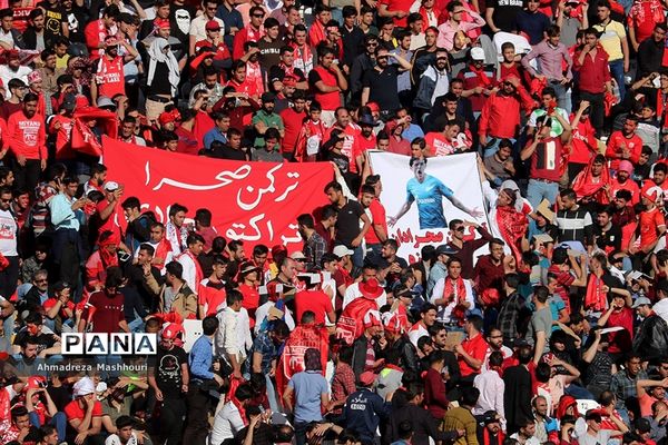 دیدار تیم‌های تراکتورسازی تبریز و  پرسپولیس تهران