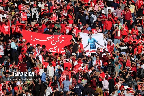 دیدار تیم‌های تراکتورسازی تبریز و  پرسپولیس تهران