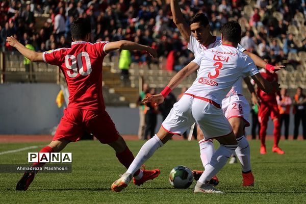 دیدار تیم‌های تراکتورسازی تبریز و  پرسپولیس تهران