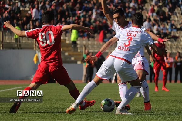 دیدار تیم‌های تراکتورسازی تبریز و  پرسپولیس تهران