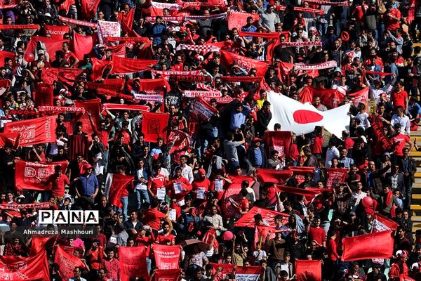 دیدار تیم‌های تراکتورسازی تبریز و  پرسپولیس تهران