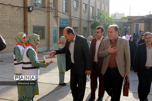قدردانی دانش آموزان پیشتاز ازمعلمان