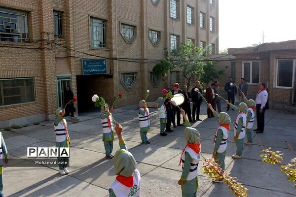 قدردانی دانش آموزان پیشتاز ازمعلمان