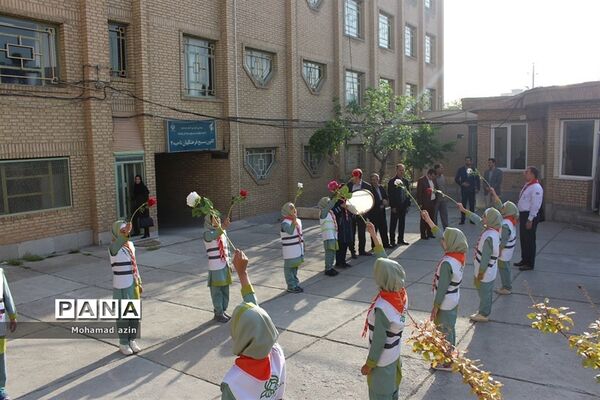 قدردانی دانش آموزان پیشتاز ازمعلمان