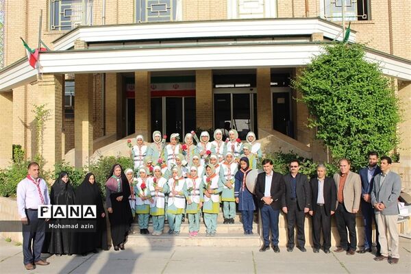 قدردانی دانش آموزان پیشتاز ازمعلمان