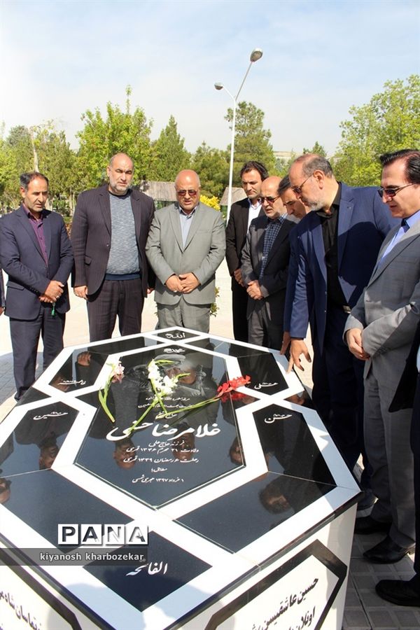 غبار روبی مزار شهدای ارومیه بمناسبت هفنه بزرگداشت معلم