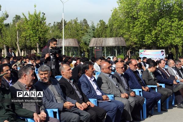 غبار روبی مزار شهدای ارومیه بمناسبت هفنه بزرگداشت معلم