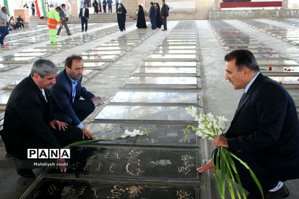 مراسم عطرافشانی و گلباران مزار شهدا به مناسبت هفته معلم در تبریز