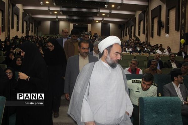 همایش تجلیل از مقام شامخ معلم و تکریم معلمان منتخب استانی