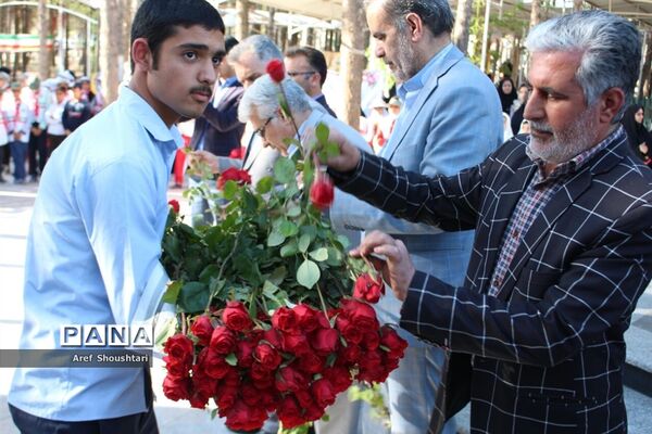 غبار روبی مزار شهدا به مناسبت هفته معلم