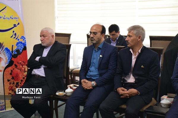 دیدار فرهنگیان و معلمین منتخب استان با امام جمعه تبریز