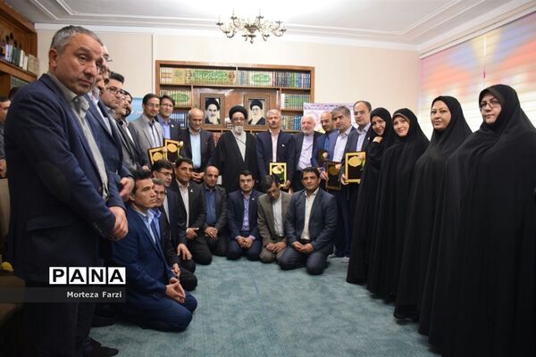 دیدار فرهنگیان و معلمین منتخب استان با امام جمعه تبریز