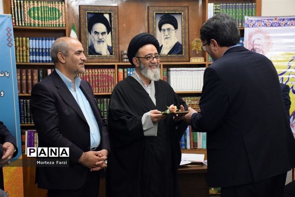 دیدار فرهنگیان و معلمین منتخب استان با امام جمعه تبریز