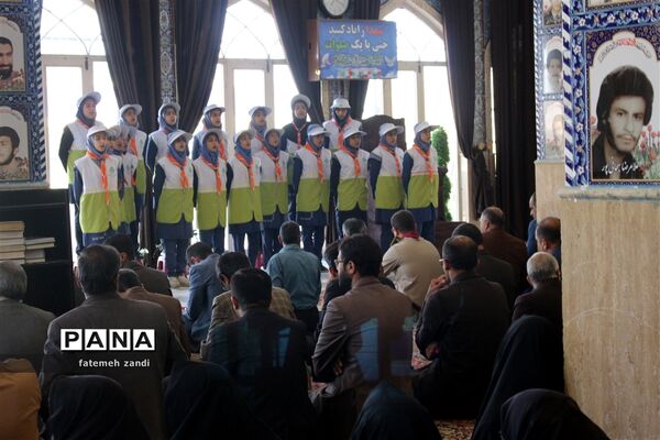 عطر افشانی قبور مطهر شهدا به مناسبت هفته معلم