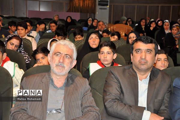 تجلیل از مربیان و اعضای برگزیده تشکلات پیشتازان و هلال احمر در بابل