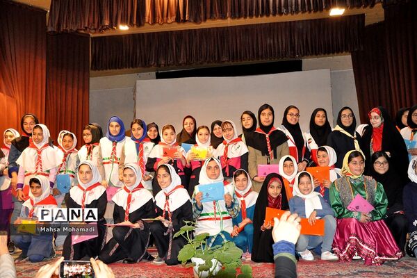 تجلیل از مربیان و اعضای برگزیده تشکلات پیشتازان و هلال احمر در بابل