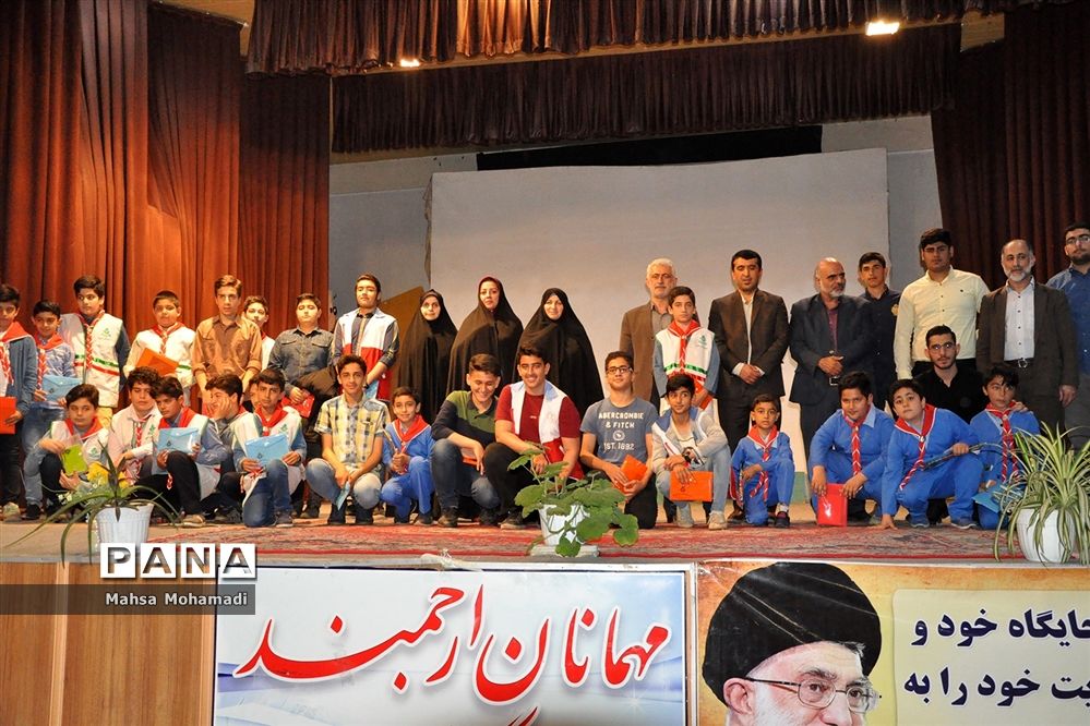 تجلیل از مربیان و اعضای برگزیده تشکلات پیشتازان و هلال احمر در بابل