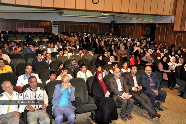 تجلیل از مربیان و اعضای برگزیده تشکلات پیشتازان و هلال احمر در بابل