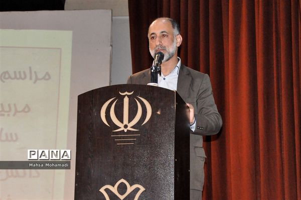 تجلیل از مربیان و اعضای برگزیده تشکلات پیشتازان و هلال احمر در بابل