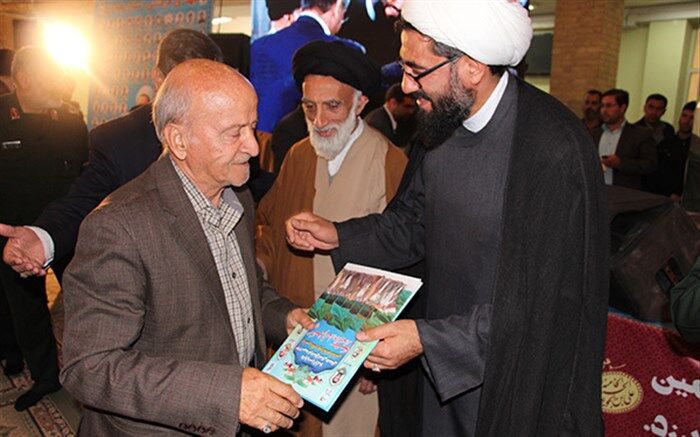 تجلیل امام جمعه همدان از معلم دوره دبیرستان خود