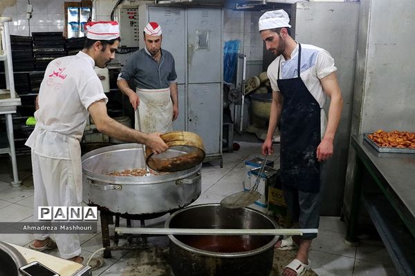 مراحل ساخت زولبیا و بامیه در ماه مبارک رمضان