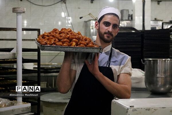 مراحل ساخت زولبیا و بامیه در ماه مبارک رمضان